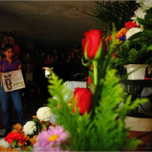 Gabriela propietaria de una florería cerca del panteón del municipio de Colima, gana en el día de muertos alrededor de 7,000 pesos pero en días normales de 200 a 300 pesos.